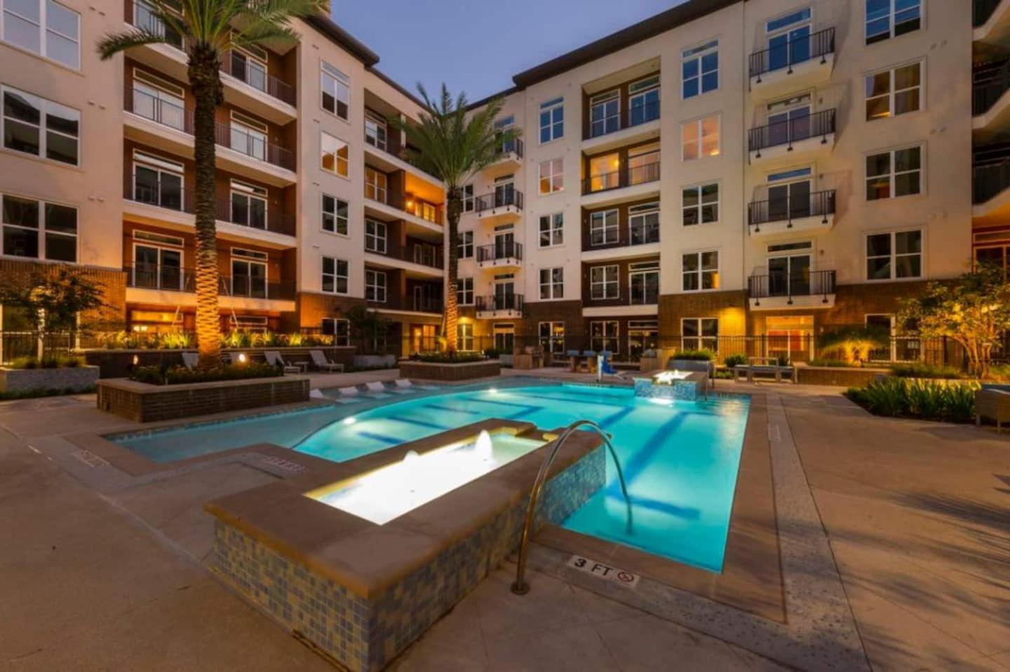 Downtown Apt Free Parking - Pool - Gym - Fully Kitchen ヒューストン エクステリア 写真